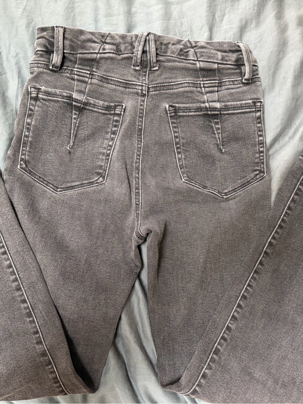 Good American Good Legs Straight Jeans in faded black